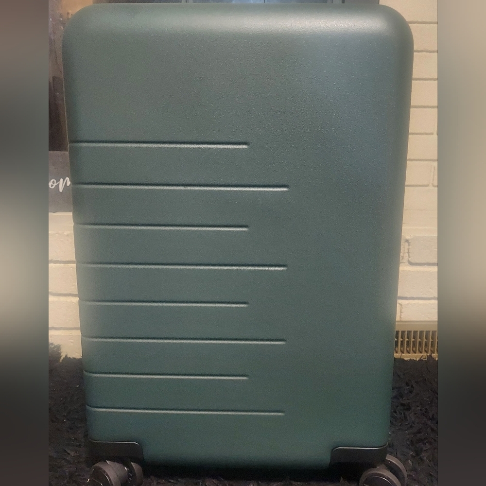 Non expandable Carry-On Hard Shell 21"